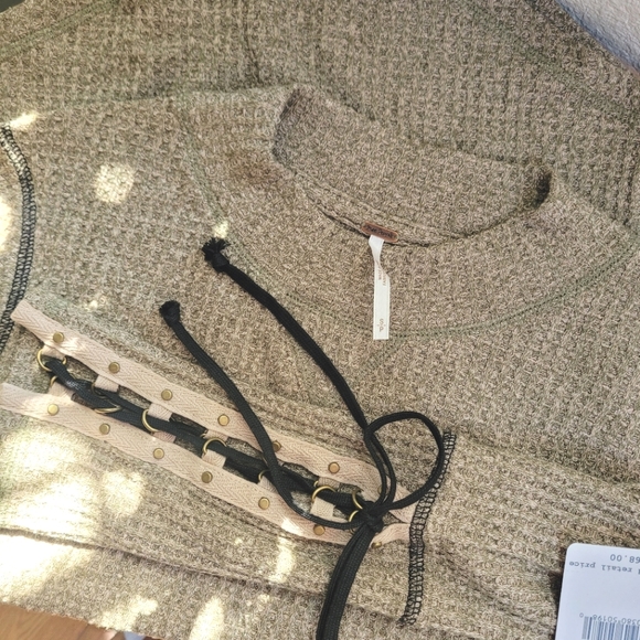 🍒NWT🍒 FREE PEOPLE MOUNTAINEER LACE UP THERMAL CUFF - Picture 5 of 5